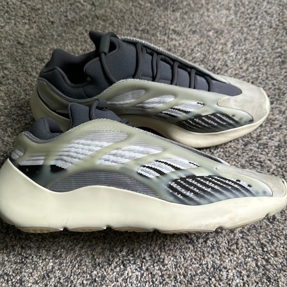 Adidas Yeezy 700 V3 Size 11
